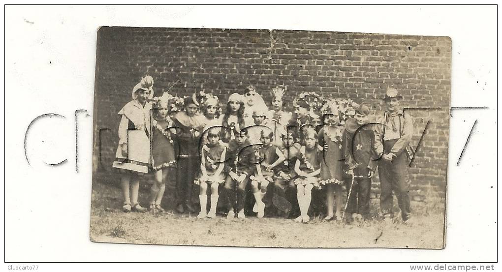 Amiens (80) : Le Groupe Des Fêtes Du Grand Père Du Faubourg Hoyon En 1910 (Animée) DOC RARE. - Lieux