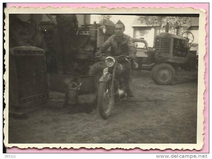 PHOTOGRAPHY - MOTORCYCLE (IN THE BACK TRACTORS), 8 X 5 Cm, Yugoslavia - Ciclismo