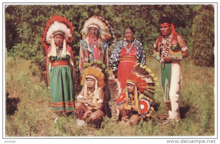 PUEBLO INDIAN FAMILY~c1950s Vintage Postcard~COSTUMES~NATIVE AMERICANS~SOUTHWEST  [c3886] - Sin Clasificación