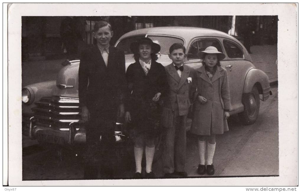 Carte Postale PHOTO - Famille Devant Une Jolie VOITURE CHEVROLET STYLEMASTER 1948 - AUTO  - AUTOMOBILE - - Voitures De Tourisme
