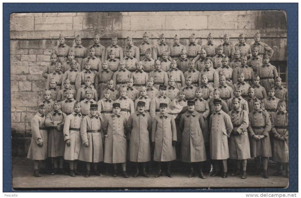 MILITARIA - CARTE PHOTO DE MILITAIRES AVEC OFFICIERS - N°10 SUR LE KEPI ET LE COL - Regimenten