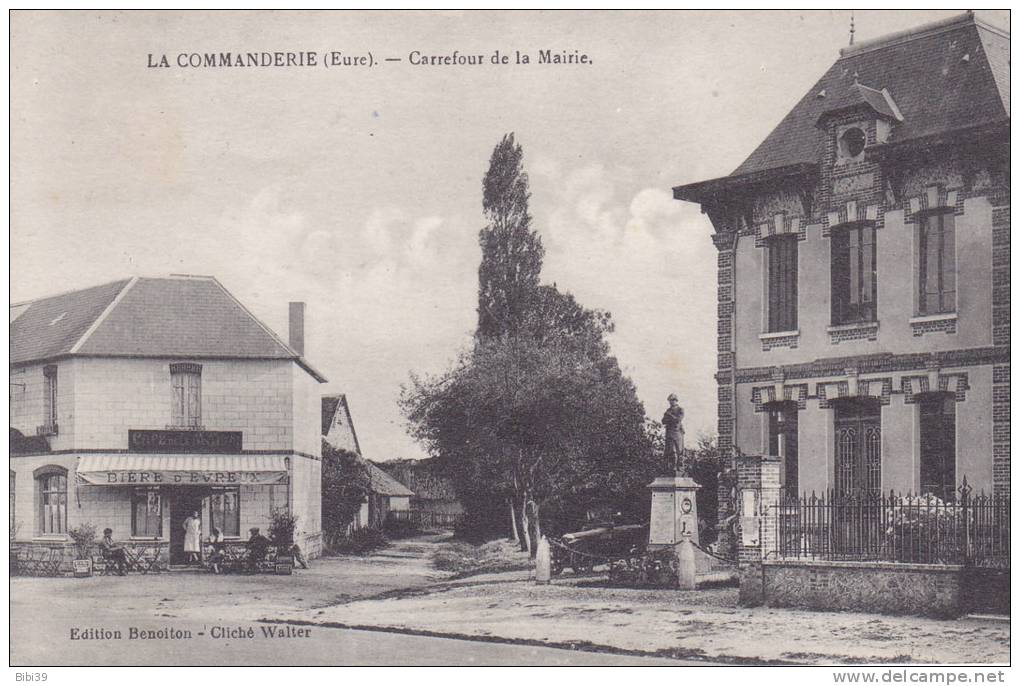 LA  COMMANDERIE.  _  Carrefour De La Mairie. Carte Animée. Café La Proprietaire Devant Sa Porte. Voiture Ancienne Vers M - Autres & Non Classés