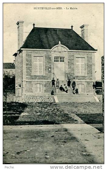 N°22979 -cpa Hurteville Sur Mer -la Mairie- - Autres & Non Classés