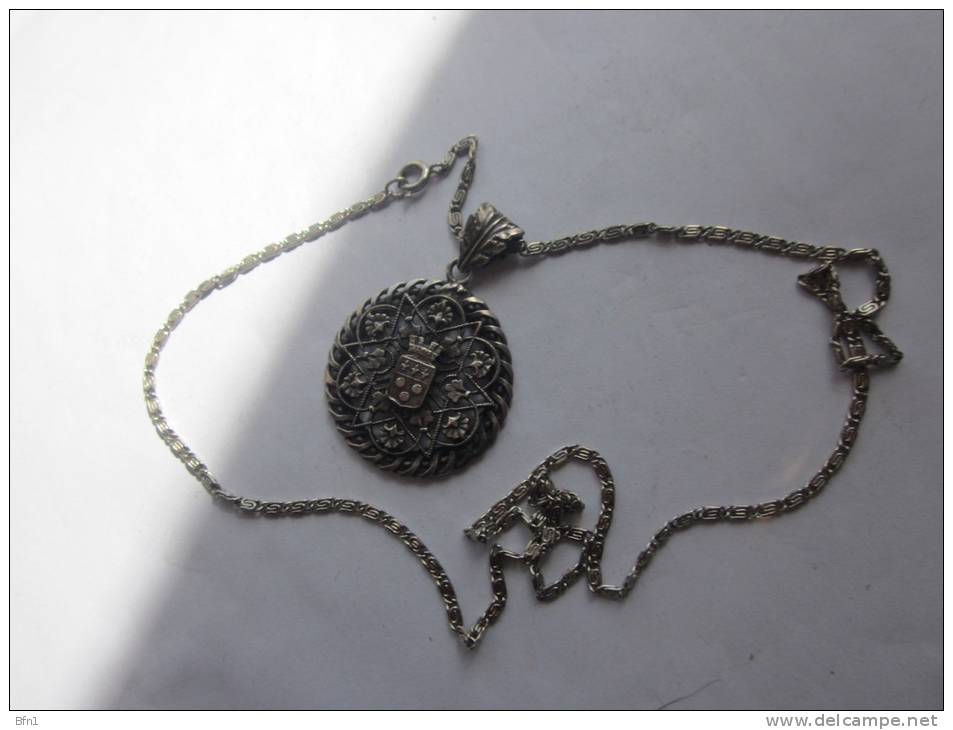 JOLI COLLIER AVEC MEDAILLE BLASON CHARTRE-  VOIR PHOTOS - Necklaces/Chains