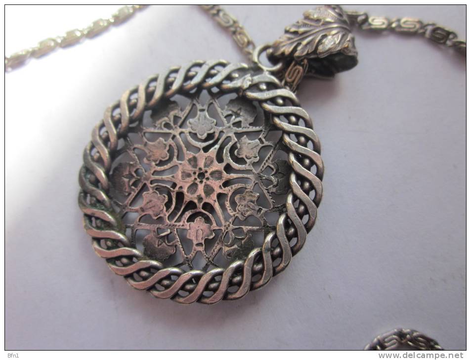 JOLI COLLIER AVEC MEDAILLE BLASON CHARTRE-  VOIR PHOTOS - Necklaces/Chains