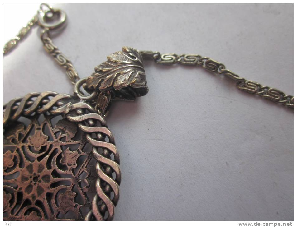 JOLI COLLIER AVEC MEDAILLE BLASON CHARTRE-  VOIR PHOTOS - Necklaces/Chains