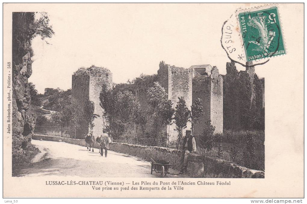 LUSSAC-LES-CHATEAU  -  Les Piles Du Pont De L'ancien Château Féodal - Vue Prise Au Pied Des Remparts De La Ville - Lussac Les Chateaux