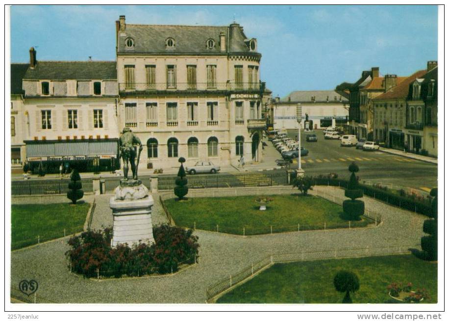 CP M Vic En Bigorre Place De L'Hotel De Ville - Vic Sur Bigorre