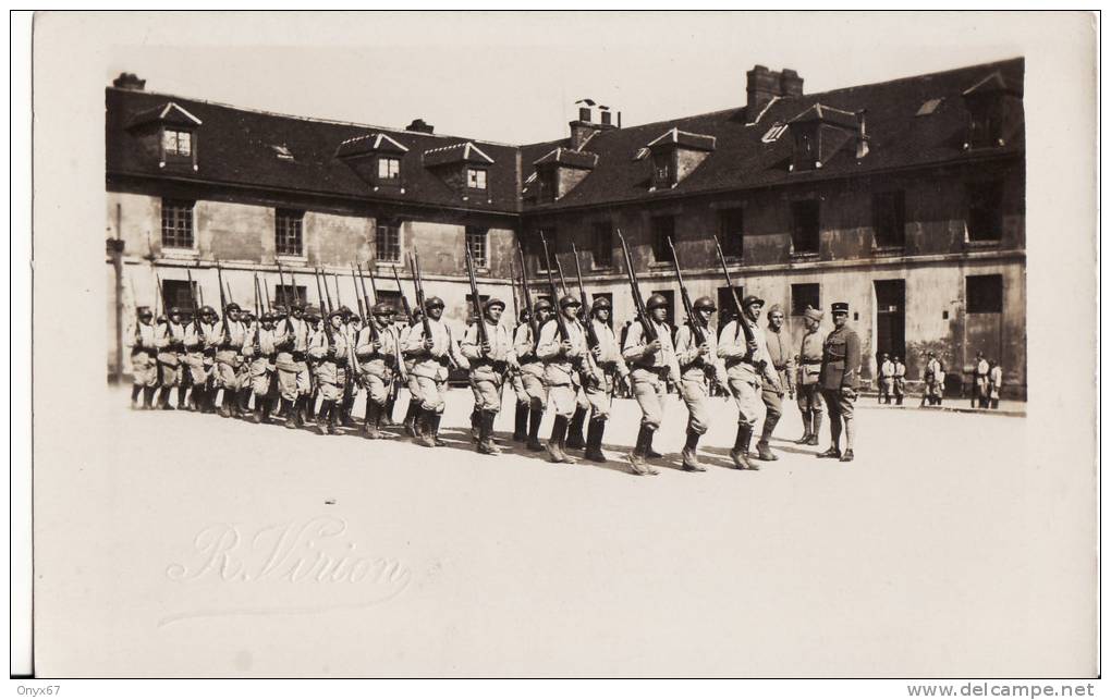 Carte Postale Photo Militaire Français - Défilé Intérieur De Caserne Photographe R.VIRION A SITUER - Barracks