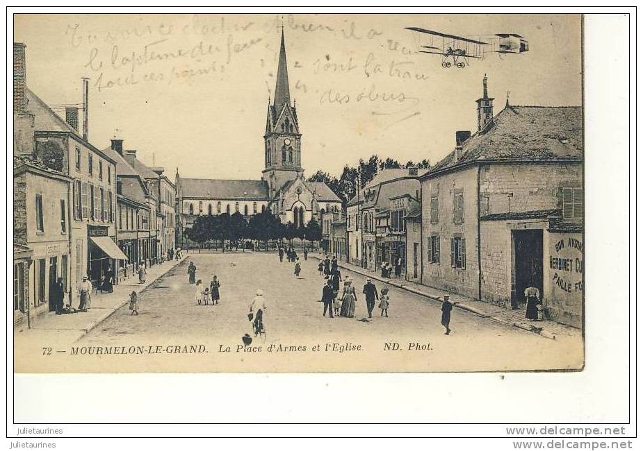 MOURMELON LE GRAND LA PLACE D´ARMES ET L´EGLISE AVEC AVION CPA BON ETAT - Mourmelon Le Grand