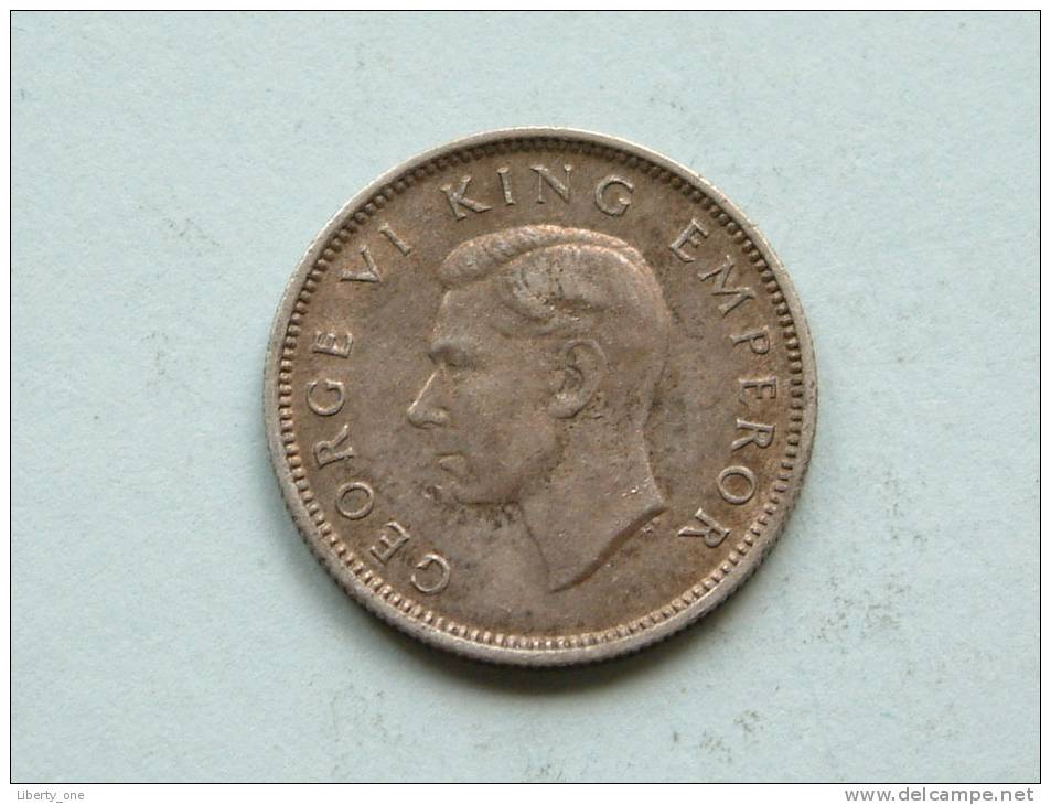 1943 - SIX PENCE / KM 8 ( Uncleaned - For Grade, Please See Photo ) ! - New Zealand