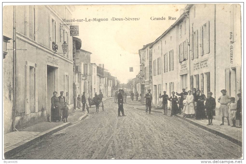 79 - Mauzé-sur-le-Mignon -animation Dans La Grande Rue - édit; E. Cluzeau - (voir 2 Scans). - Mauze Sur Le Mignon