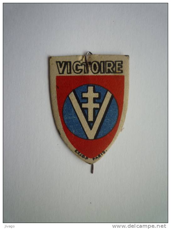 Petit  Insigne Carton  1945   " VICTOIRE "  (format 2,7 X 3,7) - Collections