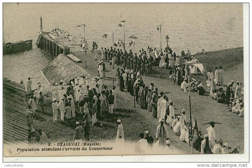 DZAOUDZI ( Mayotte ) - Population Attendant L'arrivée Du Gouverneur - Mayotte
