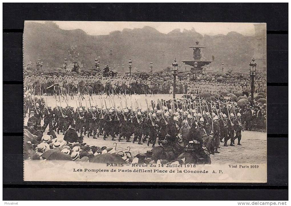 LOS BOMBEROS DE PARIS DESFILANDO POR LA PLAZA DE LA CONCORDIA EL 14 DE JULIO DE 1918 - Bombero