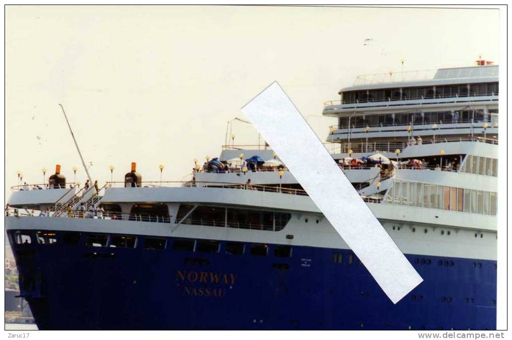 VERITABLE PHOTO ARGENTIQUE  PAQUEBOT LE FRANCE NORWAY  Vue De L'arrière Avec Publicité COINTREAU Sur Le Pont En 1998 - Barche
