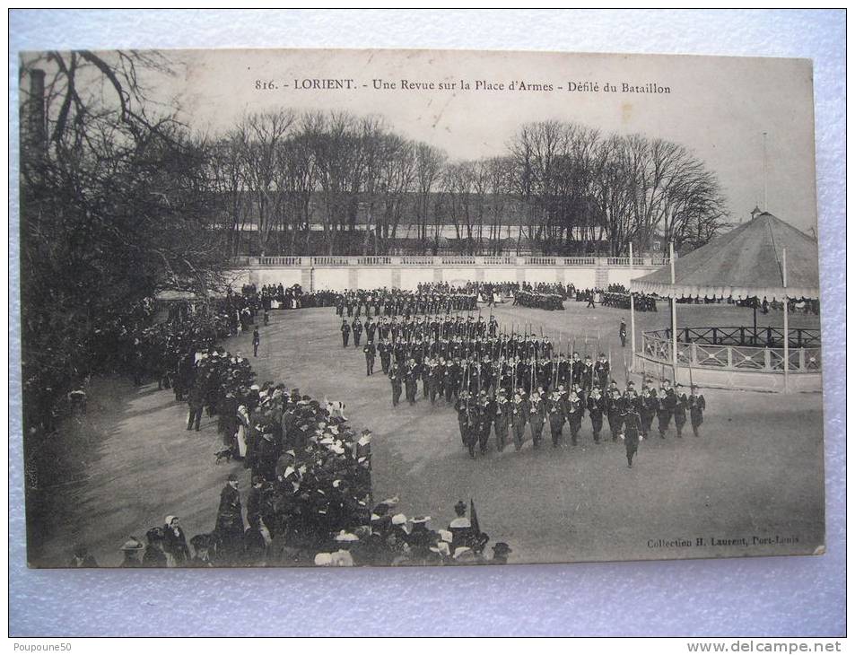 CPA  56 LORIENT - Une Revue Sur La Place D'armes - Défilé Du Bataillon  Kiosque à Musique - Militaria   1905 - Lorient