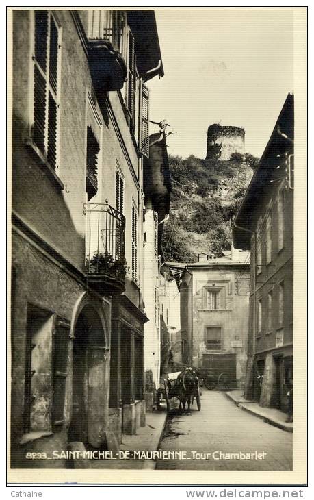 73 / SAINT MICHEL DE MAURIENNE . UNE PETITE RUE . ET LA TOUR CHAMBARLET - Saint Michel De Maurienne