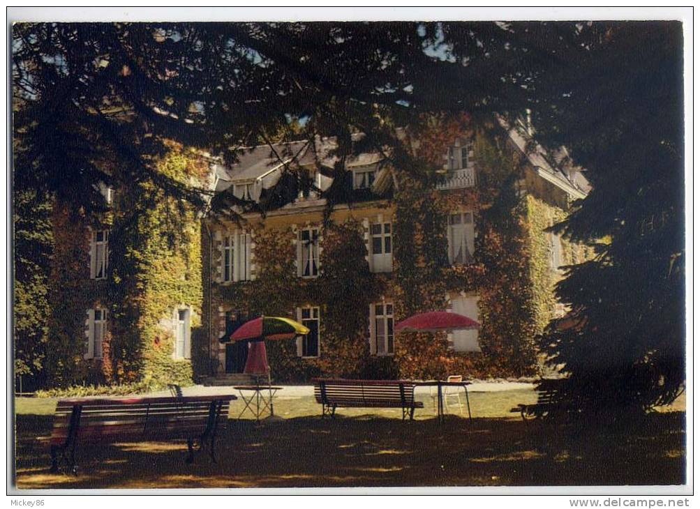 BEAUMONT LA RONCE--1985--Le Val De Loire (clinique--chateau De Mirandol,bancs,parasols),cpm  éd Chantal - Beaumont-la-Ronce