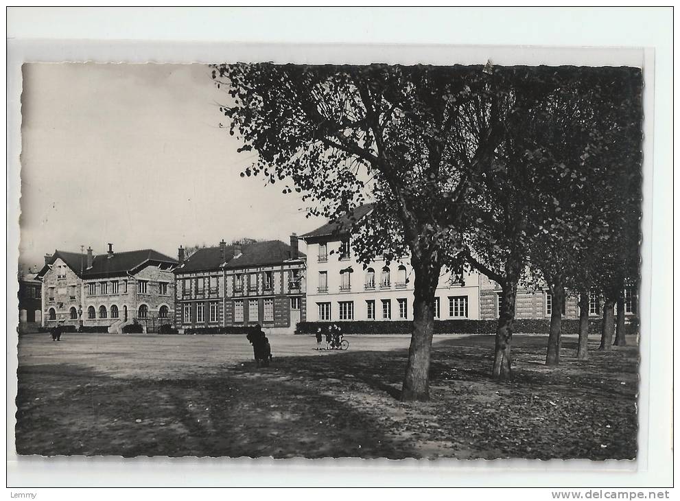 95 - SAINT-LEU-LA-FORET - PLACE DU MARECHAL FOCH - LA POSTE - LES ECOLES - ABEILLE 37 - CPSM DENTELÉE - Saint Leu La Foret