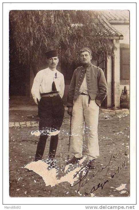 Carte Photo - Deux Soldats Posent ( 5eme Régiment De Chasseurs D´afrique, Zouave ?) (alger, Datée 1911) - Uniformen