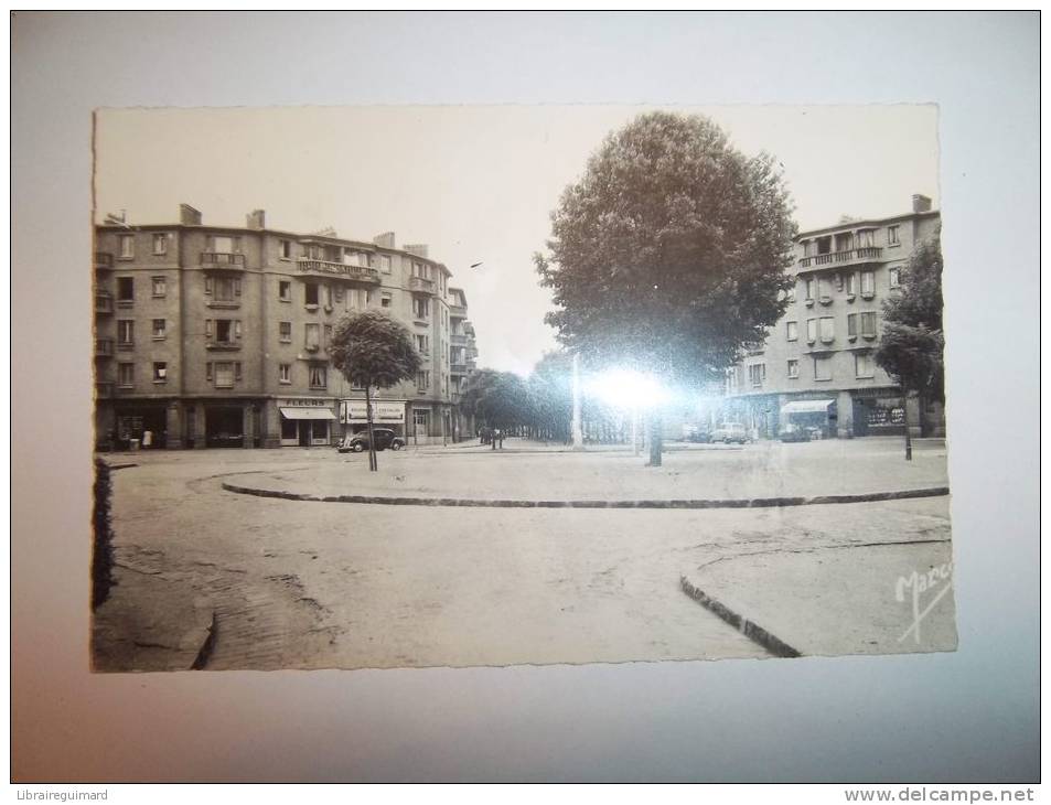 2jll -  CPSM N°17 - STAINS - Place Des écoles - Avenue De La Division Leclerc - [93] Seine Saint Denis - Stains