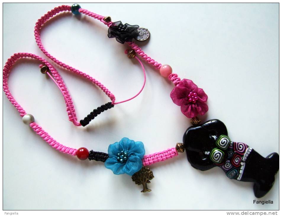 Sautoir Ma Vahiné Macramé Rose Noir Arbre De Vie Fleurs En Organza  Une Poupette Réalisée Par Florence (Florilège) Et Se - Necklaces/Chains