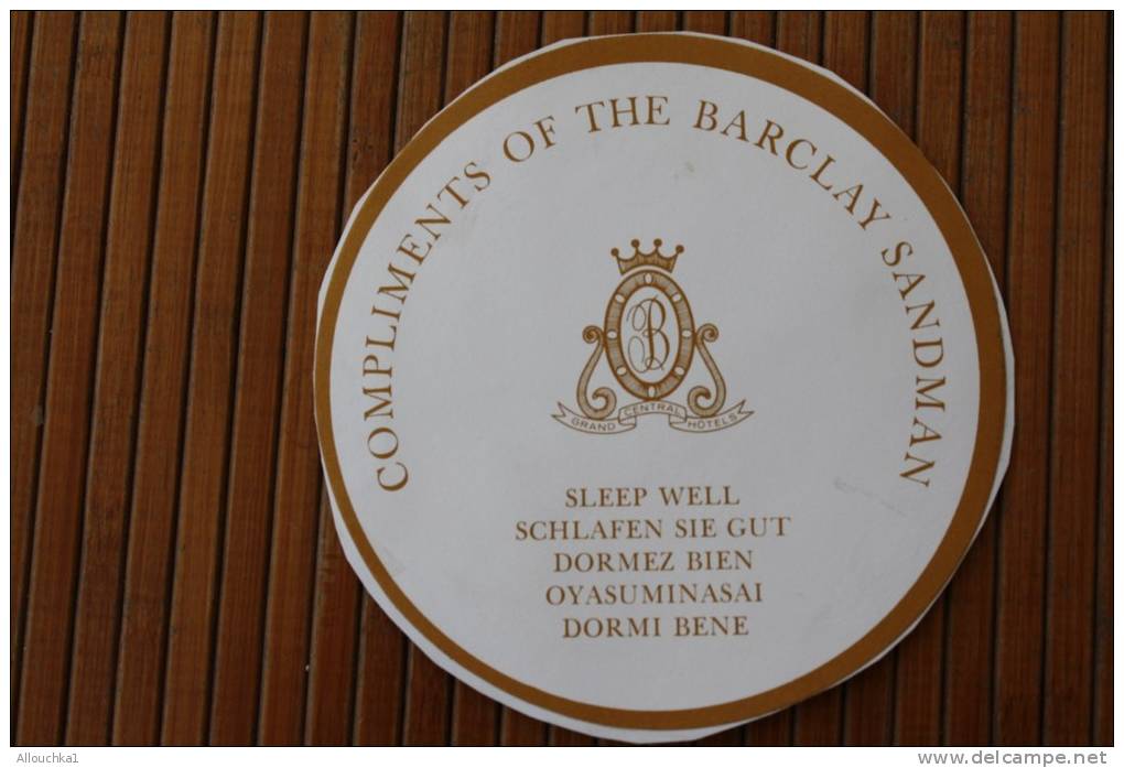 Macaron Rond Étiquette Autocollant Compliment Of The  Barclay Samdam  Grand Central Hôtel"dormez Bien" - Hotel Labels