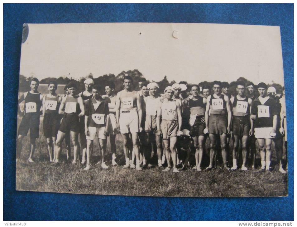 CARTE PHOTO..GROUPE DE COURREURS A PIEDS..MARATHON ??.NON ECRITE NI SIRTUEE..UN TROU DE PUNAISE - Athlétisme