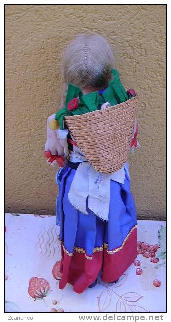 BAMBOLA PIEMONTESE IN PLASTICA CON TRECCE  - - Dolls