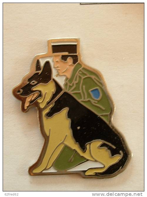 PIN´S  CHIEN BERGER ALLEMAND - GENDARME - Army