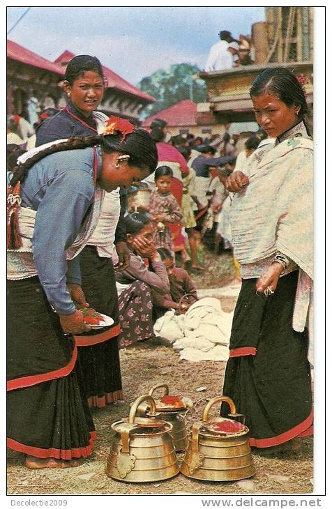 BR28042 Typical Women Of Kathmandu Valley Prepiring For Worship  2 Scans - Nepal