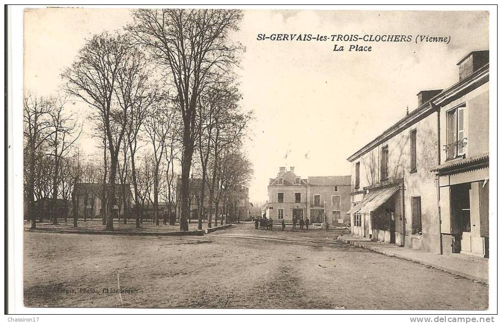 86 -ST-GERVAIS-les-TROIS-CLOCHERS  -  La Place  - Animation  Les Enfants Posent - Saint Gervais Les Trois Clochers