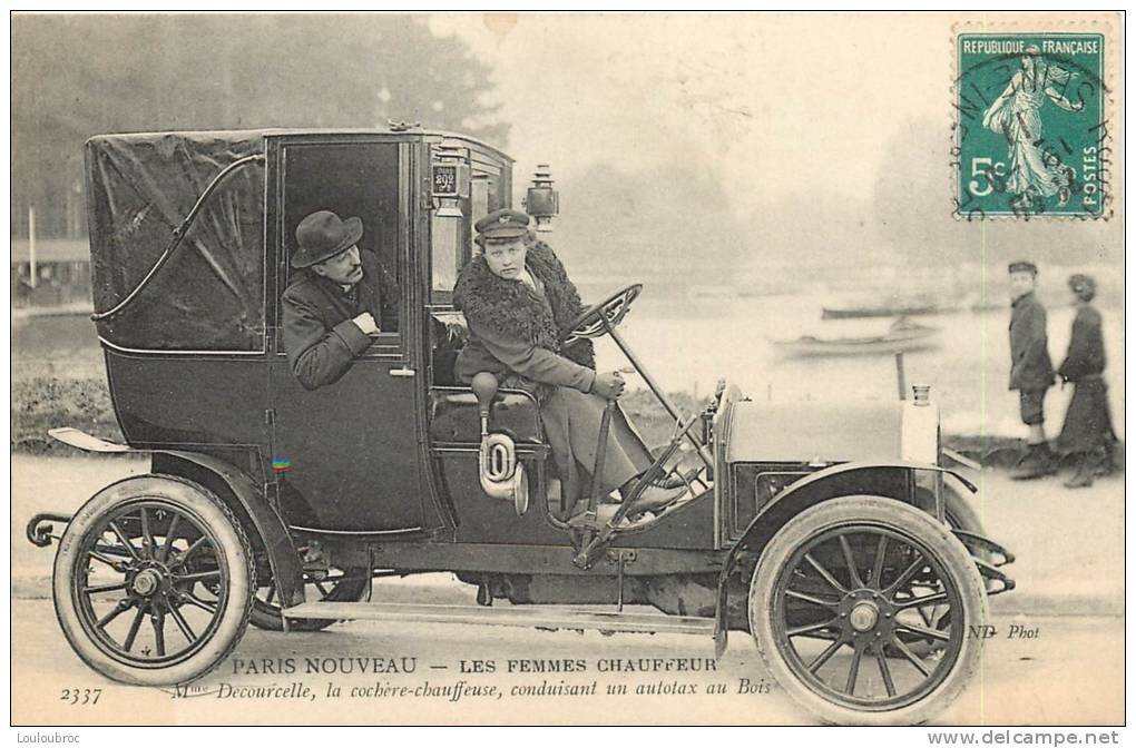 PARIS NOUVEAU FEMMES CHAUFFEUR MME DECOURCELLE LA COCHERE CHAUFFEUSE CONDUISANT UN AUTOTAX AU BOIS - Petits Métiers à Paris