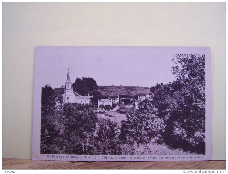 SAINT-ETIENNE-DE-CHIGNY  (INDRE ET LOIRE) L´EGLISE, LA MAIRIE, LES ECOLES ET LE VIEUX CHATEAU DANS UN CADRE DE VERDURE. - Autres & Non Classés