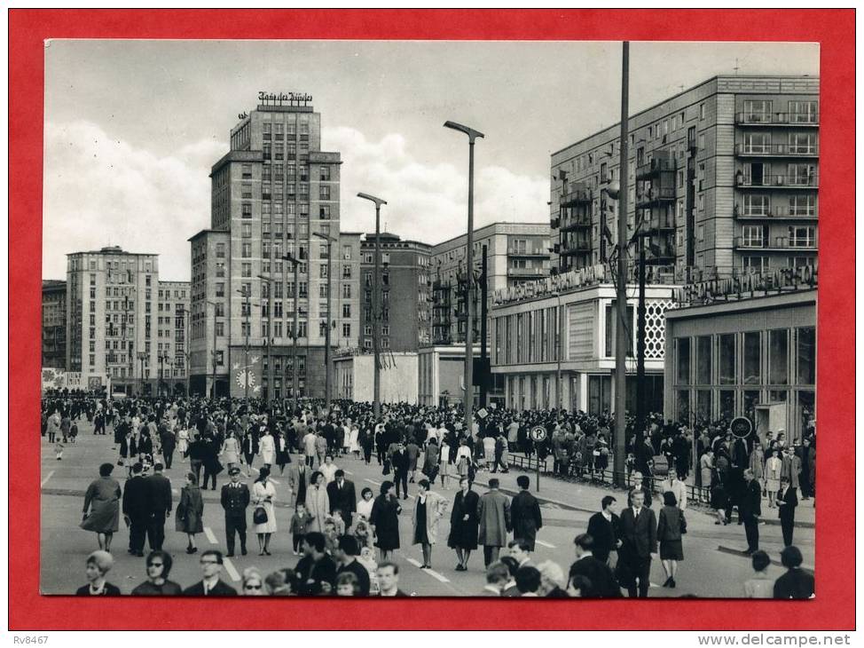 * ALLEMAGNE-BERLIN-Hauptstadt Der DDR Karl Max Allee Am 1 Mai(Belle Animation...Homme En Uniforme à Gauche) - Friedrichshain