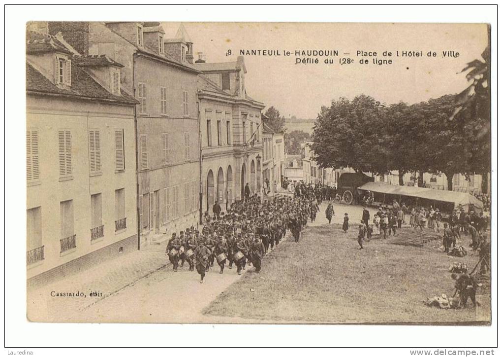 CP  NANTEUIL LE HAUDOUIN N°8 PLACE DE L HOTEL DE VILLE DEFILE DU 128e DE LIGNE   - ECRITE EN 1918 - Nanteuil-le-Haudouin