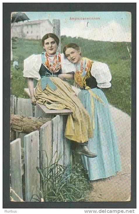 ITALY   CORTINA D`AMPEZZO  VENETO  ,  AMPEZZANERIENNEN   IN  FOLK  COSTUMES , OLD POSTCARD - Altri & Non Classificati