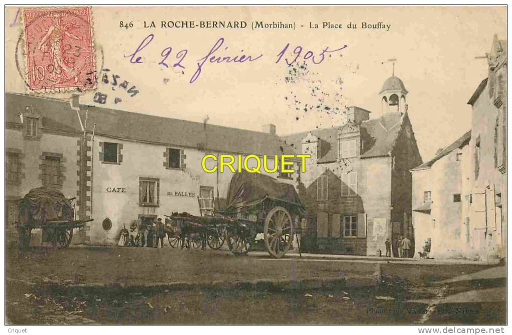 56 La Roche Bernard, Place Du Bouffay, Charrettes Devant Le Café Des Halles, Affranchie 1905, Cliché Peu Courant - La Roche-Bernard