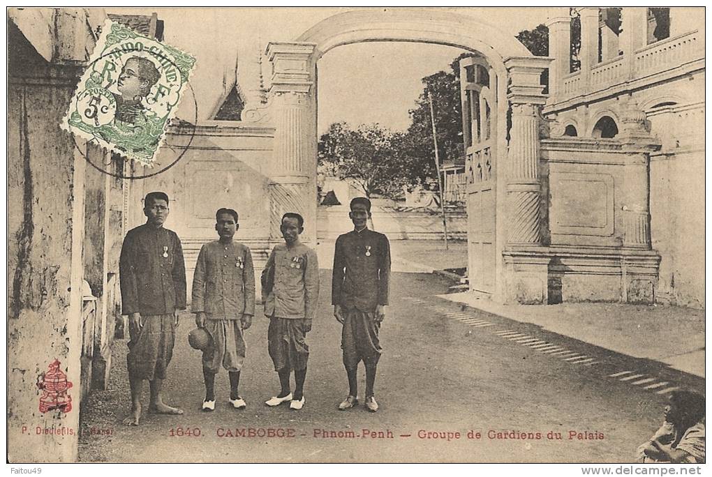 CAMBODGE, Phom Penh, Groupe De Gardiens Du Palais  255 - Cambogia