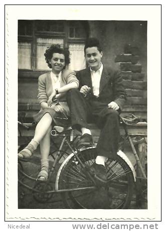 Ancienne Photo Amateur 6x9 Jeune Couple Homme Femme Vélo Bicyclette Selle Brooks Idéale Cyclistes Tirage Argentique 1940 - Cyclisme