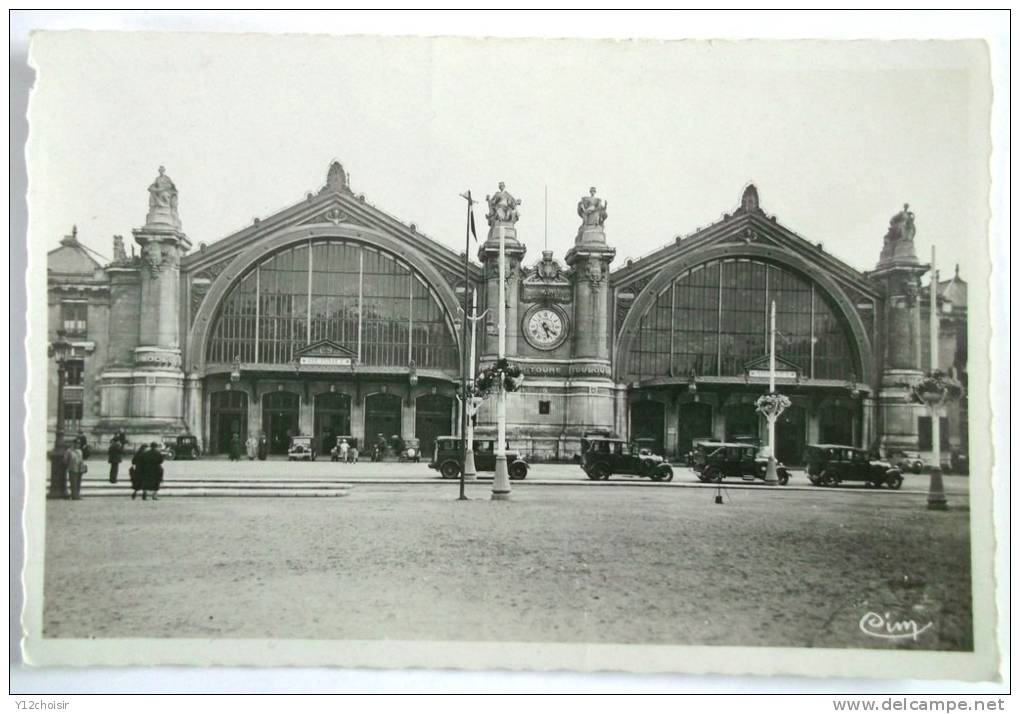 CPA TOURS LA GARE ANIMEE INDRE ET LOIR  DEPART ARRIVEE AUTOMOBILES ANCIENNES SANS TRAINS - Gares - Sans Trains