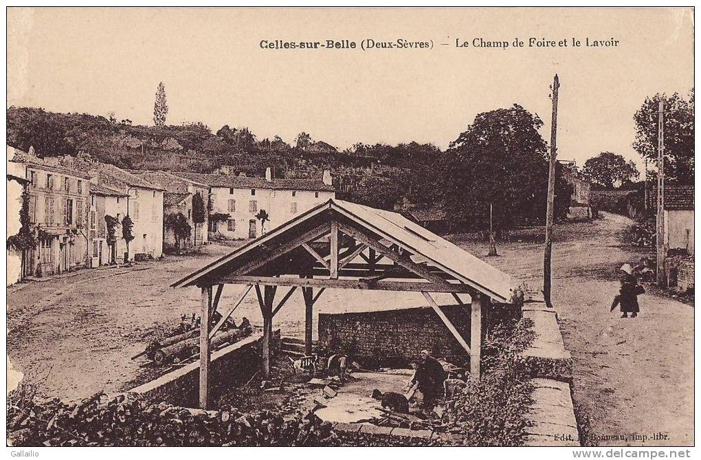 RARE CELLES SUR BELLE  LE CHAMP DE FOIRE ET LE LAVOIR CPA ANIMEE - Celles-sur-Belle