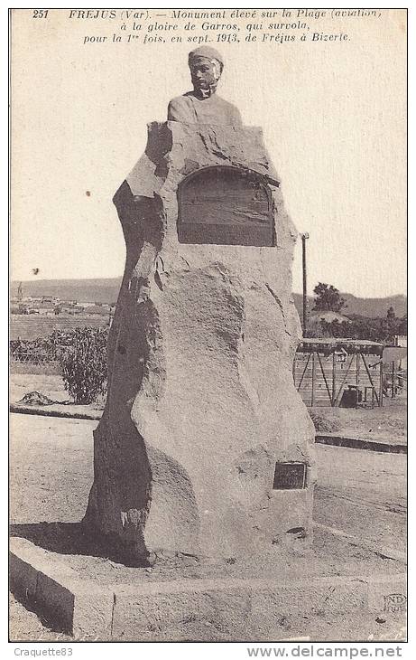 FREJUS-MONUMENT ELEVE A LA GLOIRE DE GARROS QUI VOLA DE FREJUS A BIZERTE EN 1913 - Frejus