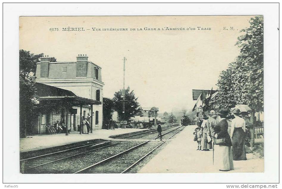 MERIEL - Vue Intérieure De La Gare à L'arrivée D'un Train - Meriel