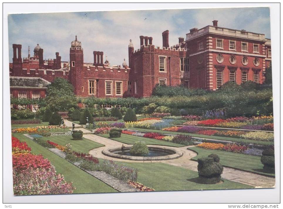 1604.  Hampton Court Palace,  Middlesex.  The Pond Garden. - Middlesex