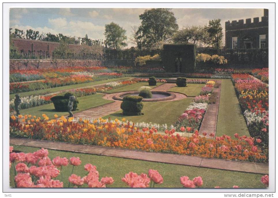 1605.  Hampton Court Palace,  Middlesex.  The Pond Garden. - Middlesex