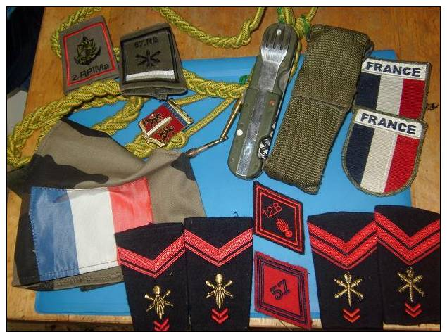 Lot Militaire FRANCE Couteau Ecussons Insigne Voir Photo - Equipement