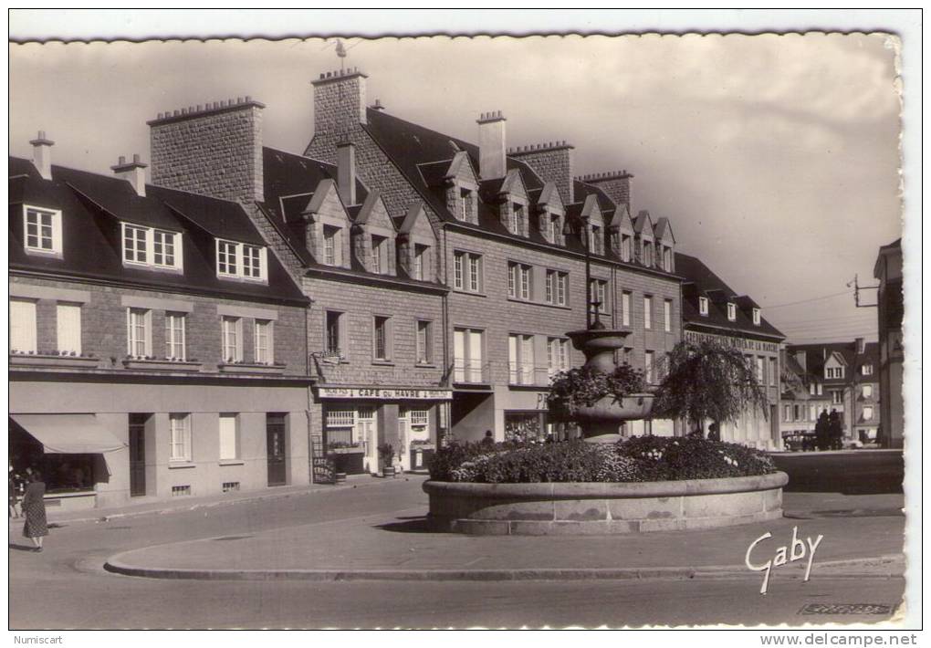 St-Hilaire-du-Harcouet..animée..place Du Bassin..café Du Havre - Saint Hilaire Du Harcouet