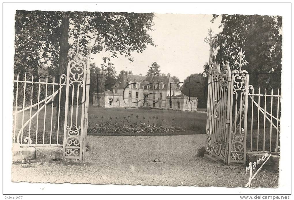 Acquigny (27)  : Le Château Et Ses Grilles Environ 1963. - Acquigny